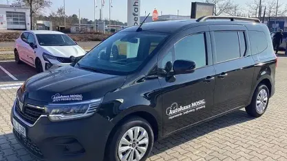 Używany Renault Kangoo Techno 131 KM (96 kW) 2025 Czarny Minivan