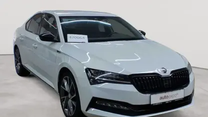 Gebraucht Skoda Superb SportLine 150 PS (110 kW) 2022 Moonweiß perleffekt Limousine