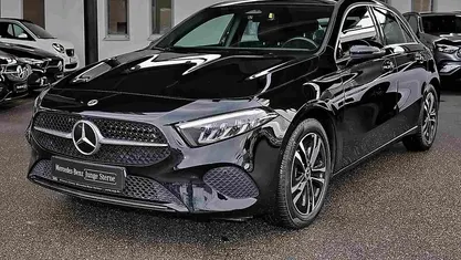 Metalliclack kosmosschwarz Gebraucht 2024 Mercedes A200 Limousine | 30.790 € (Fairer Preis)