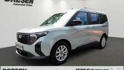 Grau Gebraucht 2024 Ford Tourneo Courier Titanium Van / Kleinbus | 23.690 € (Fairer Preis)