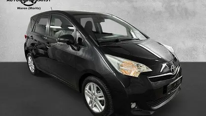 Schwarz Gebraucht 2012 Toyota Verso-S Club Van / Kleinbus | 7.990 € (Fairer Preis)