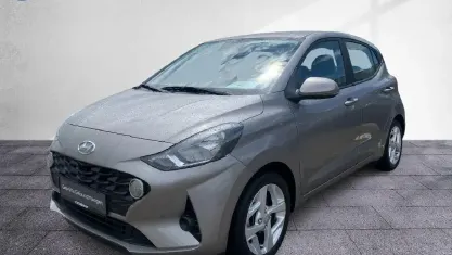 Gebraucht Hyundai i10 Trend 67 PS (49 kW) 2023 Brass / met Kleinwagen