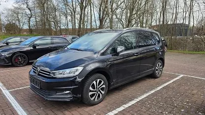 Gebraucht VW Touran Active 150 PS (110 kW) 2021 Schwarz Van / Kleinbus