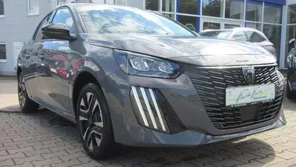 Seleniumgrau (metallic) Gebraucht 2024 Peugeot 208 Allure Kleinwagen | 20.590 € (Fairer Preis)