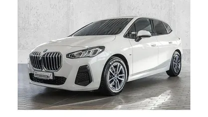 Weiß Gebraucht 2023 BMW 218 Active Tourer M Sport Van / Kleinbus | 26.250 € (Fairer Preis)