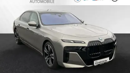 Gebraucht BMW 750e M Sport 489 PS (359 kW) 2024 Oxidgrau metallic Limousine