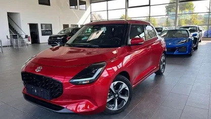 Burning red pearl metallic Gebraucht 2025 Suzuki Swift Comfort+ Kleinwagen | 18.970 € (Fairer Preis)