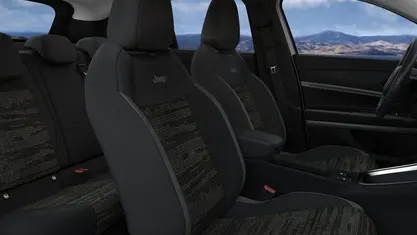 Neu Jeep Avenger Longitude 110 PS (80 kW) 2025 Volcano black SUV