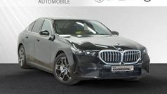 Saphirschwarz metallic Gebraucht 2024 BMW 550e Performance Limousine | 69.490 € (Fairer Preis)