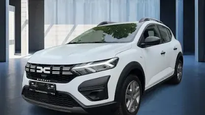 Używany Dacia Sandero Essentiel 91 KM (66 kW) 2023 Biały Sedan/Limuzyna