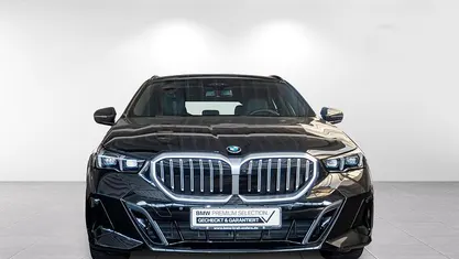 Black sapphire metallic (schwarz) Gebraucht 2024 BMW 540 Comfort Edition Kombi | 64.900 € (Fairer Preis)