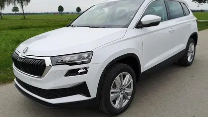 Nevadaweiß metallic Neu 2025 Skoda Karoq Selection SUV | 35.790 € (Guter Preis)