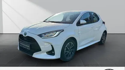 Pure) white ii (weiss Gebraucht 2022 Toyota Yaris Hybrid Team Kleinwagen | 19.990 € (Fairer Preis)