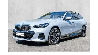 Gebraucht BMW 550e M Sport 489 PS (359 kW) 2025 Grau Kombi