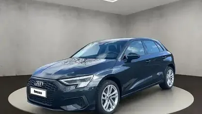 Usado Audi A3 Ambiente 116 HP (85 kW) 2023 Cinzento Sedan
