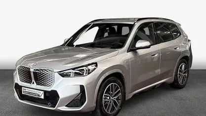 Saphirschwarz metallic Neu 2025 BMW iX1 M Sport SUV | 55.990 € (Fairer Preis)