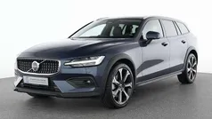 Blau Gebraucht 2024 Volvo V60 CC Ultimate Kombi | 46.880 € (Guter Preis)