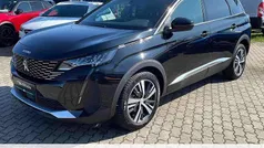 Lackierung schwarz perla nera/metallic klarlack Gebraucht 2023 Peugeot 5008 Allure Van / Kleinbus | 25.990 € (Fairer Preis)