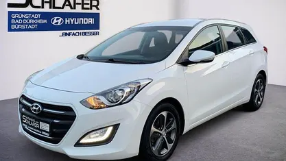 Weiß Gebraucht 2016 Hyundai i30 Trend Kombi | 11.880 € (Teuer)