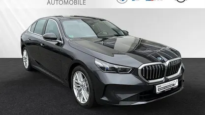 Gebraucht BMW 530e 299 PS (219 kW) 2024 Sophistograu brillanteffekt metallic Limousine