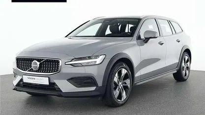 Grau Gebraucht 2023 Volvo V60 CC Plus Kombi | 40.990 € (Fairer Preis)
