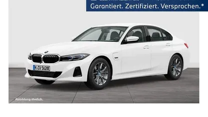 Gebraucht BMW 330e Sport Line 292 PS (214 kW) 2022 Weiß Limousine