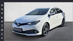 Hell weiß Gebraucht 2018 Toyota Auris Hybrid Team Kombi | 16.490 € (Fairer Preis)