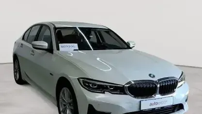 Gebraucht BMW 330e Advantage 184 PS (135 kW) 2022 Mineralweiß metallic Limousine