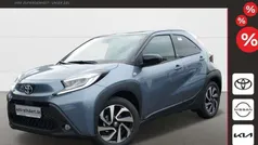 Celestite grey (1k3)/ black mi Gebraucht 2024 Toyota Aygo Team Kleinwagen | 16.690 € (Fairer Preis)