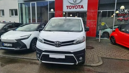 Ice white Gebraucht 2023 Toyota Proace Van / Kleinbus | 31.980 € (Fairer Preis)