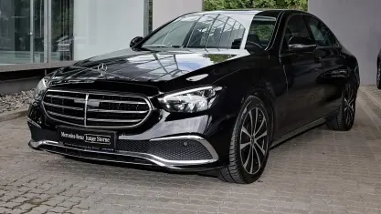 Gebraucht Mercedes E220 Exclusive 200 PS (147 kW) 2023 Unilack schwarz Limousine