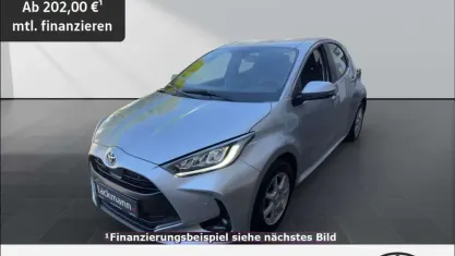 Gebraucht Toyota Yaris Hybrid Team 116 PS (85 kW) 2022 Silber Limousine