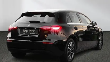 Gebraucht Mercedes A180 136 PS (100 kW) 2024 Unilack nachtschwarz Limousine