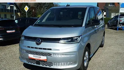Grau Gebraucht 2023 VW Multivan Life Van | 49.990 € (Guter Preis)