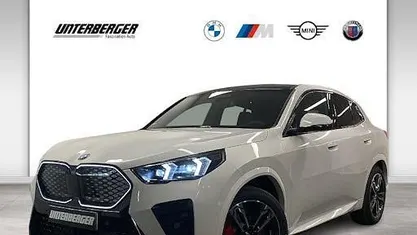Weiß Gebraucht 2024 BMW iX2 Comfort Edition SUV | 58.790 € (Etwas zu teuer)