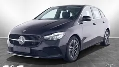 Metalliclack kosmosschwarz Gebraucht 2023 Mercedes B200 Progressive Van / Kleinbus | 31.977 €
