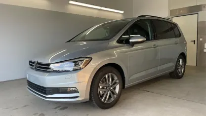 Neu VW Touran Comfortline 150 PS (110 kW) 2025 [f0f0] oyster silver metallic Van / Kleinbus