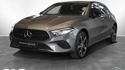 Gebraucht Mercedes A250 Night 163 PS (119 kW) 2025 Metalliclack mountaingrau Limousine