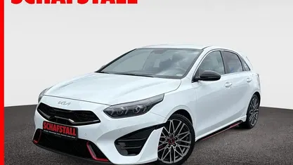 (hw2) deluxeweiss met. Gebraucht 2024 Kia Ceed GT Limousine | 28.979 € (Fairer Preis)