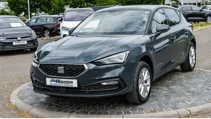 Neu Seat Leon Style 150 PS (110 kW) 2025 Blau Limousine
