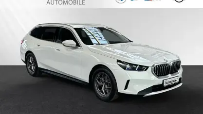 Gebraucht BMW 520 Sport Line 208 PS (152 kW) 2025 Alpinweiss Kombi