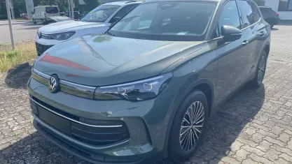 Neu VW Tiguan Life 150 PS (110 kW) 2026 Cipressinogrün metallic SUV