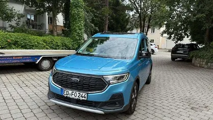 Blau Gebraucht 2024 Ford Tourneo Connect Active Van / Kleinbus | 31.989 € (Fairer Preis)