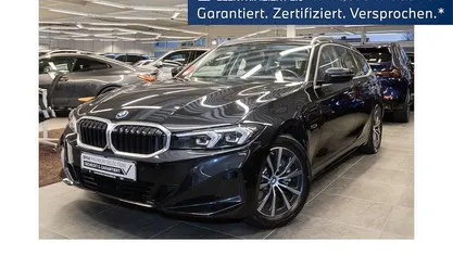 Schwarz Gebraucht 2022 BMW 320e Sport Line Kombi | 31.870 € (Fairer Preis)