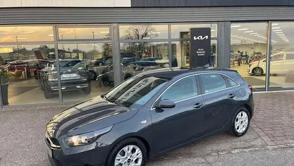 Grau Gebraucht 2024 Kia Ceed Comfort Kleinwagen | 24.990 € (Fairer Preis)