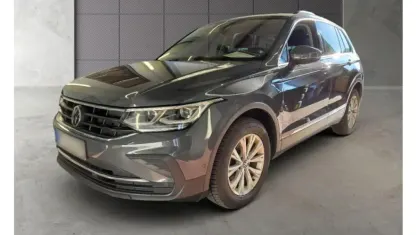 Gebraucht VW Tiguan Life 150 PS (110 kW) 2023 Delfingrau metallic SUV