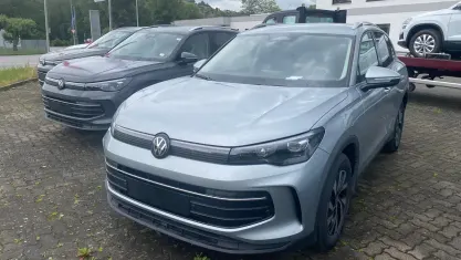 Neu VW Tiguan Life 150 PS (110 kW) 2026 Oyster silver metallic SUV