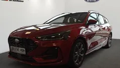 Fantastic red metallic (pn4jg) Gebraucht 2024 Ford Focus ST-Line Kombi | 25.900 € (Fairer Preis)