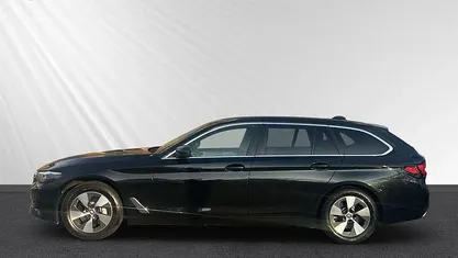 Black sapphire metallic (schwarz) Gebraucht 2022 BMW 530 Kombi | 42.990 € (Fairer Preis)