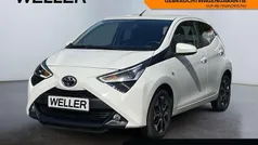 Weiss Gebraucht 2021 Toyota Aygo X-play Kleinwagen | 11.249 € (Fairer Preis)